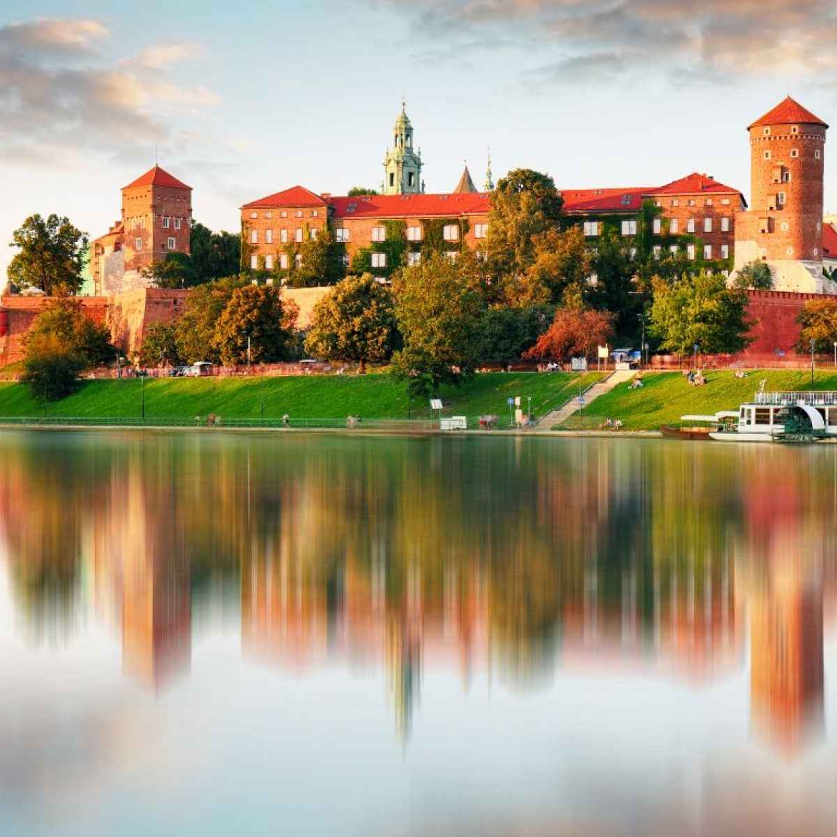 Cracovia, un crucero por el río Vístula. Castillo de Wawel, el Vístula.