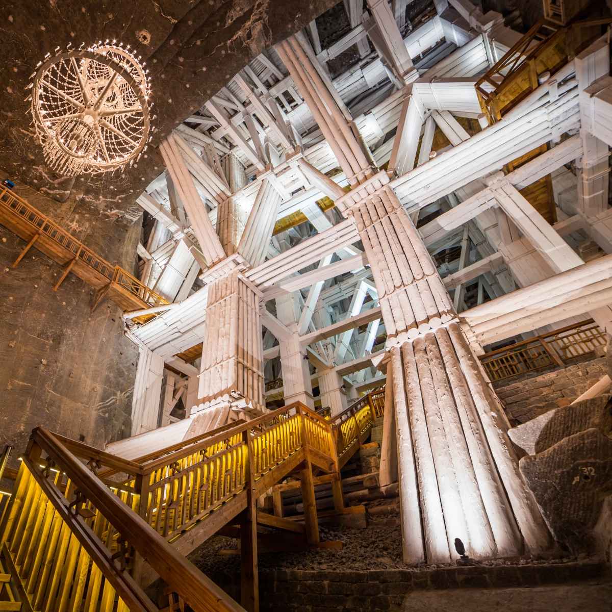 escaleras subterráneas de la mina de sal de wieliczka