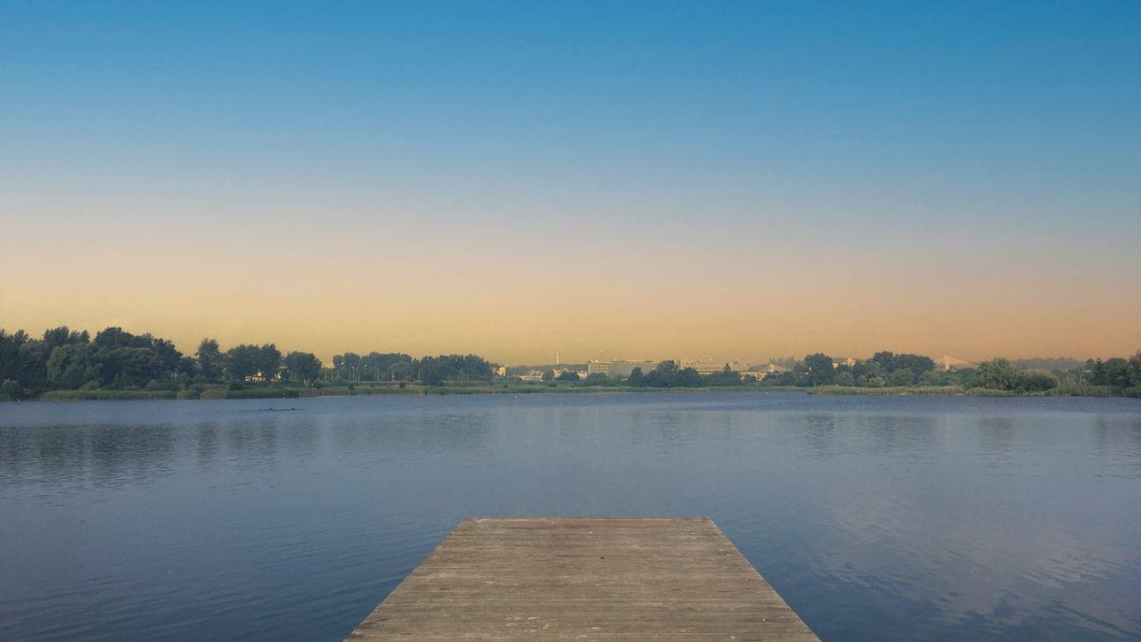 Bagry: "Vista del tranquilo lago Bagry al atardecer, sin gente."
