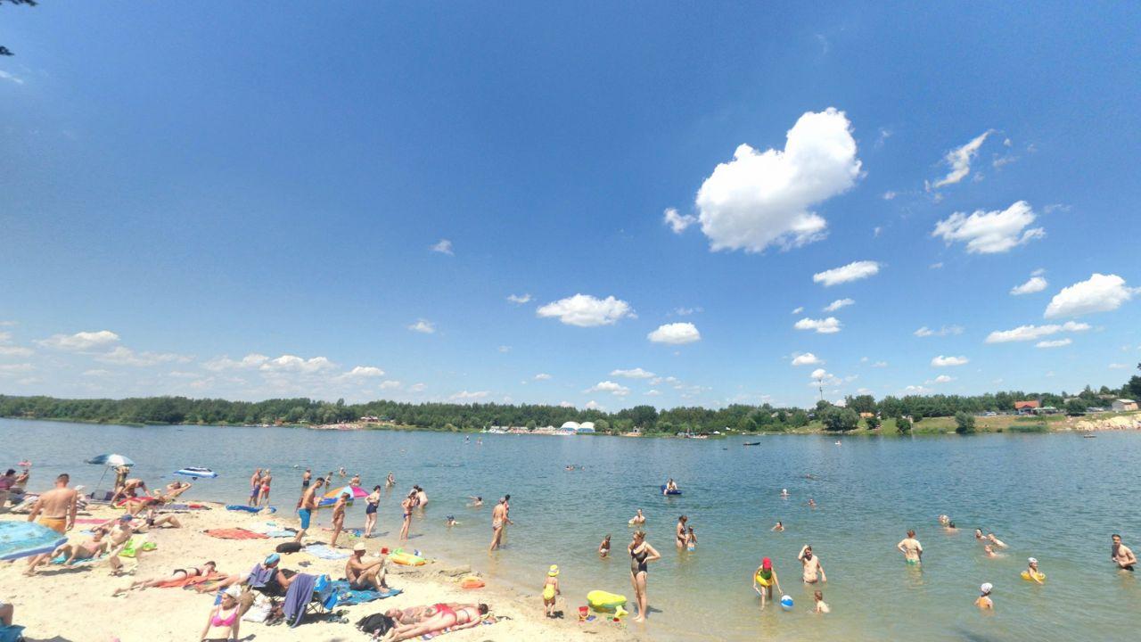 Kryspinów: "Vista aérea del lago Kryspinów con su playa de arena y agua cristalina."

