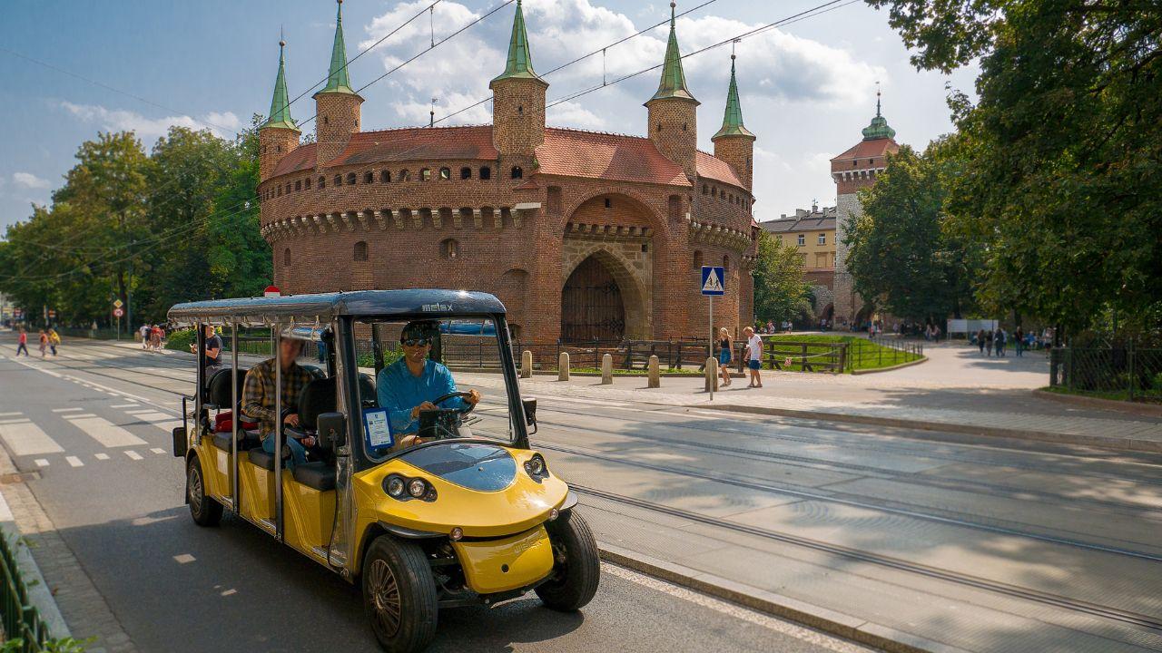 Turistas disfrutando de la ciudad de Cracovia desde un cómodo melex.
