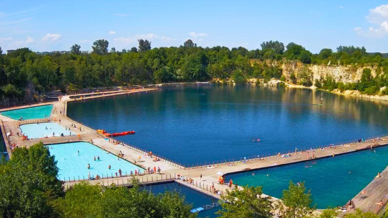 Zakrzówek: "Vista aérea de Zakrzówek con sus piscinas recién abiertas."
